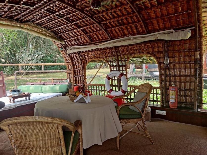 Hotel Spice Coast Cruises - Houseboat, A Cgh Earth Experience à Alappuzha Extérieur photo