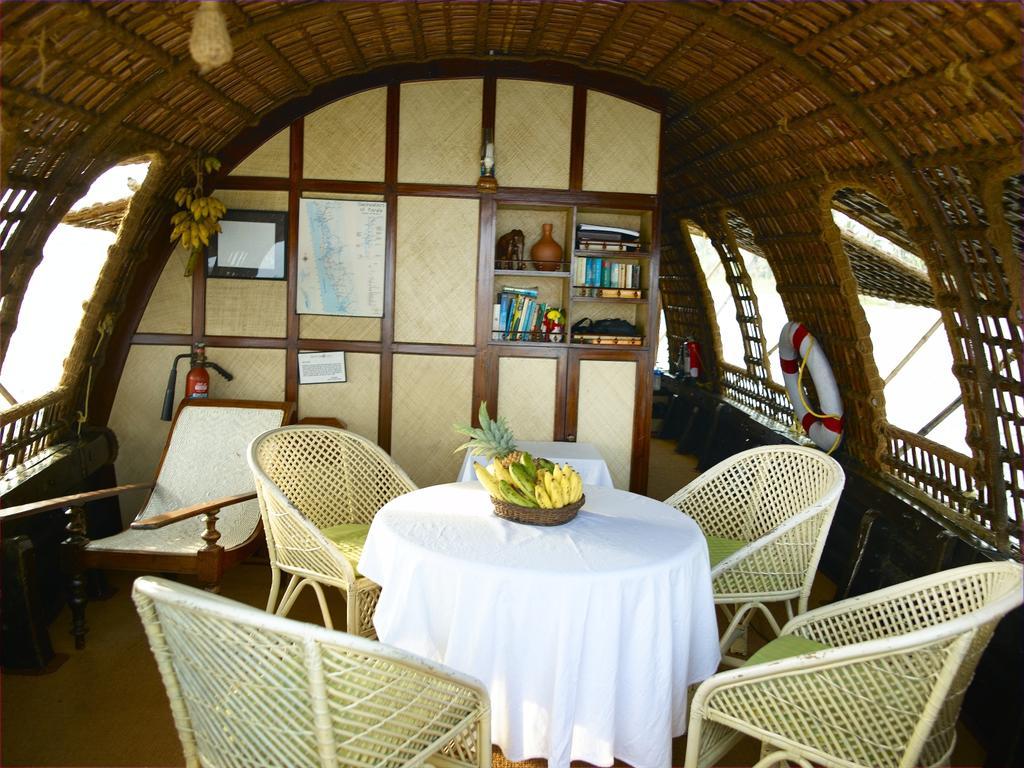 Hotel Spice Coast Cruises - Houseboat, A Cgh Earth Experience à Alappuzha Extérieur photo