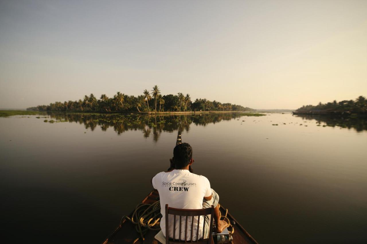 Hotel Spice Coast Cruises - Houseboat, A Cgh Earth Experience à Alappuzha Extérieur photo